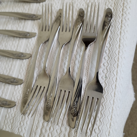 24-Piece Oneida Roseanne Stainless Flatware Set Stainless Canada - Picture 7 of 10